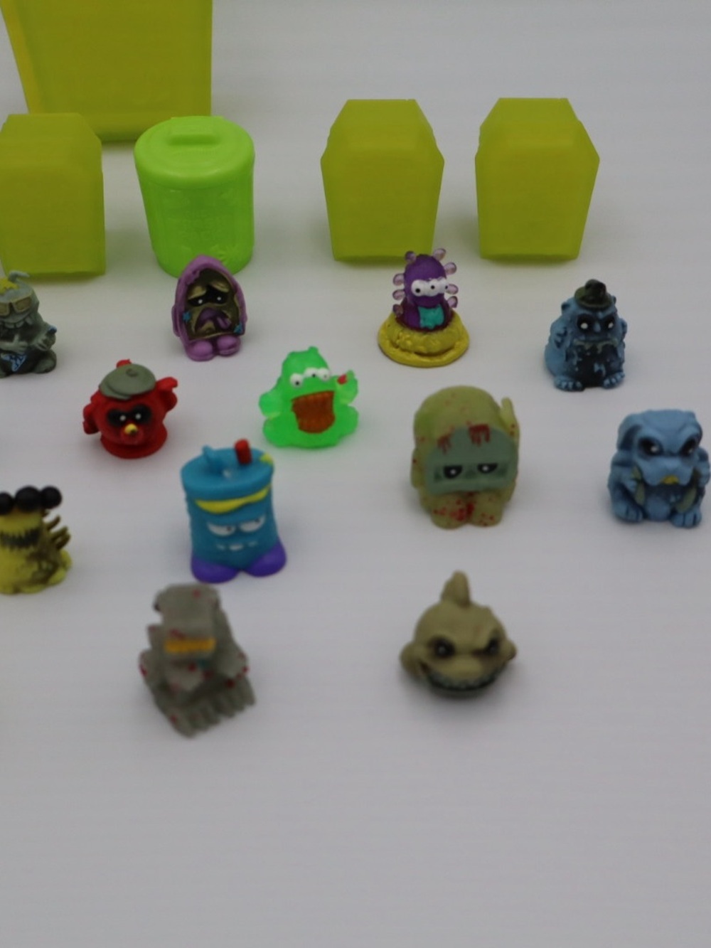 The Trash Pack Series lot of 22 Trashies Moose mini figures - Picture 5 of 10